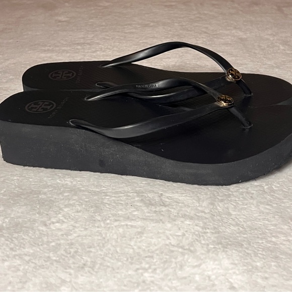 Tory Burch Black Platform Flip Flops with Gold Logo - Picture 4 of 4